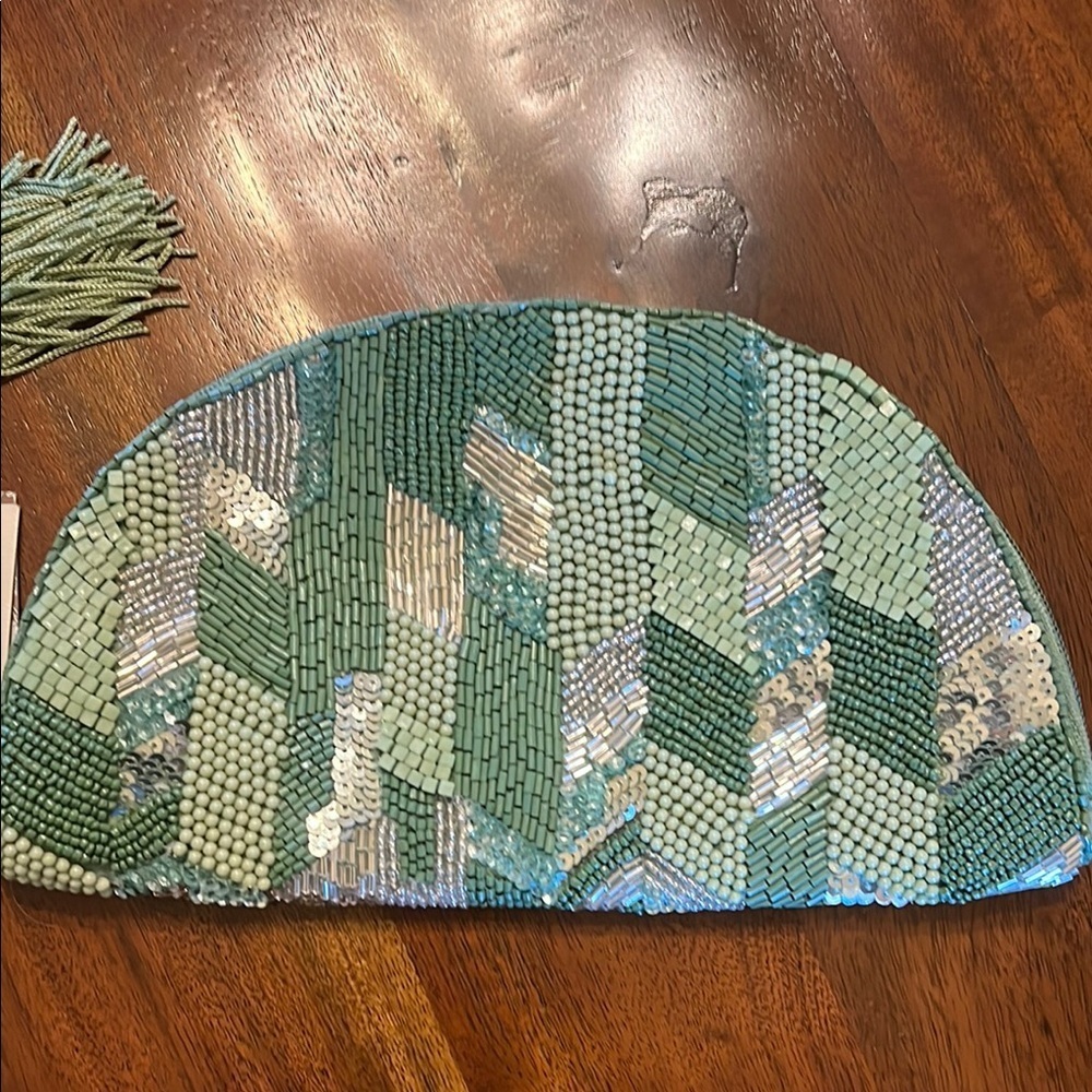 Antik Kraft | Green Beaded Clutch with Tassel - Picture 3 of 12